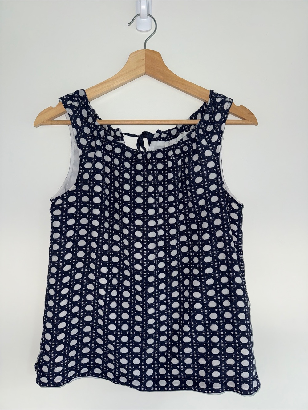 Vineyard Vines Silk Caning Pattern Navy and White, Sleeveless Top, 2